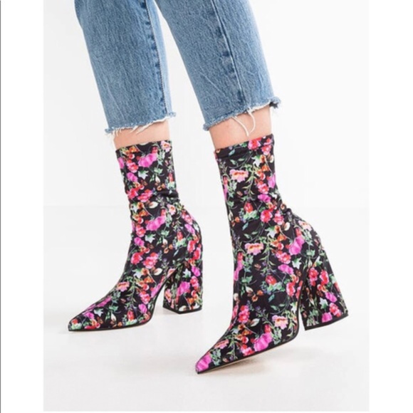 Steve Madden Shoes - 🆕 Steve Madden Floral Ankle Boot